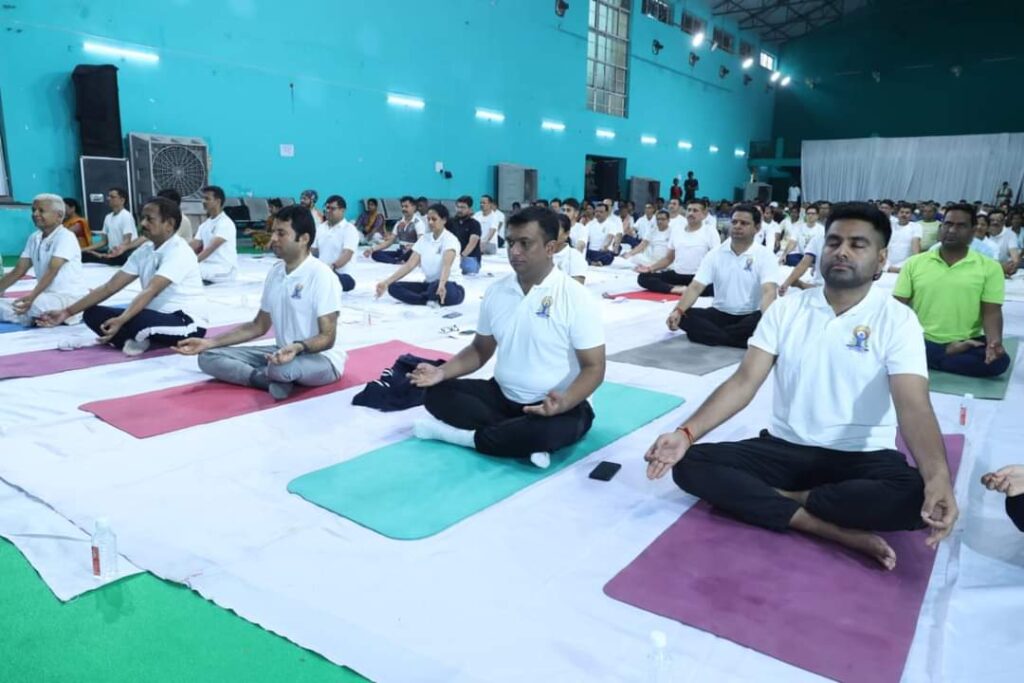 स्वस्थ तन-मन के लिए योगाभ्यास की हमारी प्राचीन विरासत को आज पूरी दुनिया अपना रही-राज्यसभा सांसद श्री देवेन्द्र प्रताप सिंह 3 1001226335