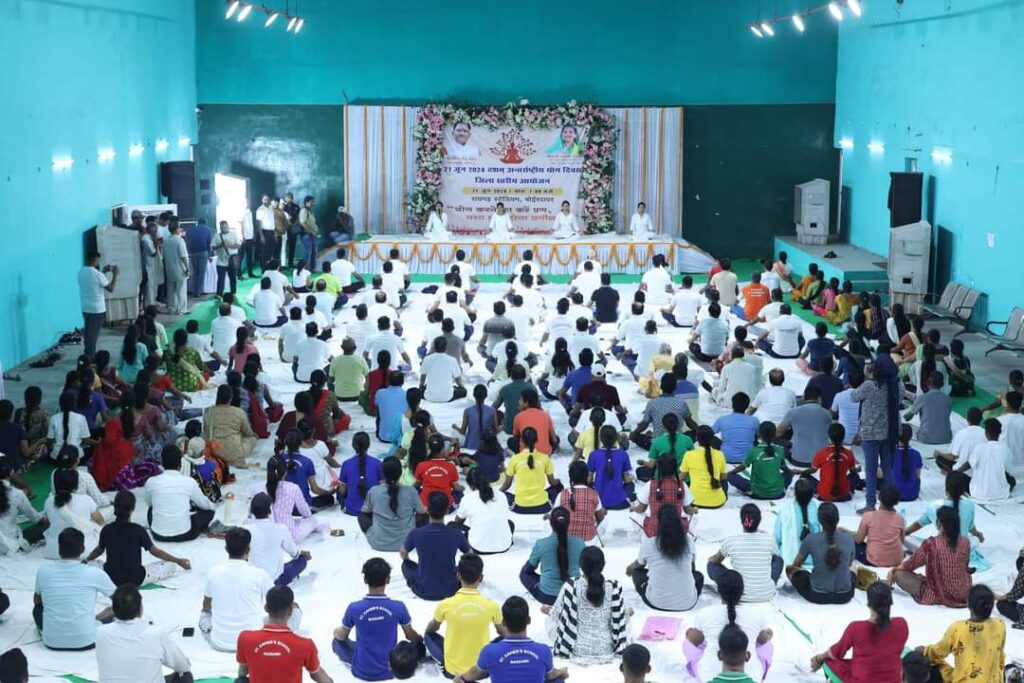 स्वस्थ तन-मन के लिए योगाभ्यास की हमारी प्राचीन विरासत को आज पूरी दुनिया अपना रही-राज्यसभा सांसद श्री देवेन्द्र प्रताप सिंह 4 1001226345