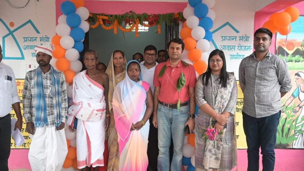 पीएम जनमन योजना से दो बिरहोर परिवारों का पक्का घर तैयार, गृह प्रवेश में कलेक्टर श्री कार्तिकेया गोयल हुए शामिल, जिला प्रशासन के अधिकारियों को साथ लेकर पहुंचे 1 1001232703