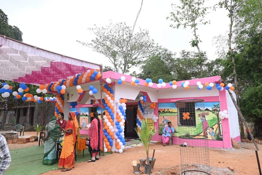 पीएम जनमन योजना से दो बिरहोर परिवारों का पक्का घर तैयार, गृह प्रवेश में कलेक्टर श्री कार्तिकेया गोयल हुए शामिल, जिला प्रशासन के अधिकारियों को साथ लेकर पहुंचे 2 1001232704
