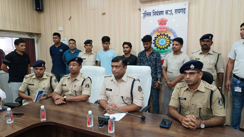 प्रतिबंधित महादेव सट्टा ऐप, लोटस ऐप के नाम से हो रहा था संचालित गिरोह के सदस्य भोले-भाले ग्रामीणों के बैंक खातों से कर रहे थे लोटस सट्टा ऐप में पैसे का अवैध लेन देन….. 2 1001234897
