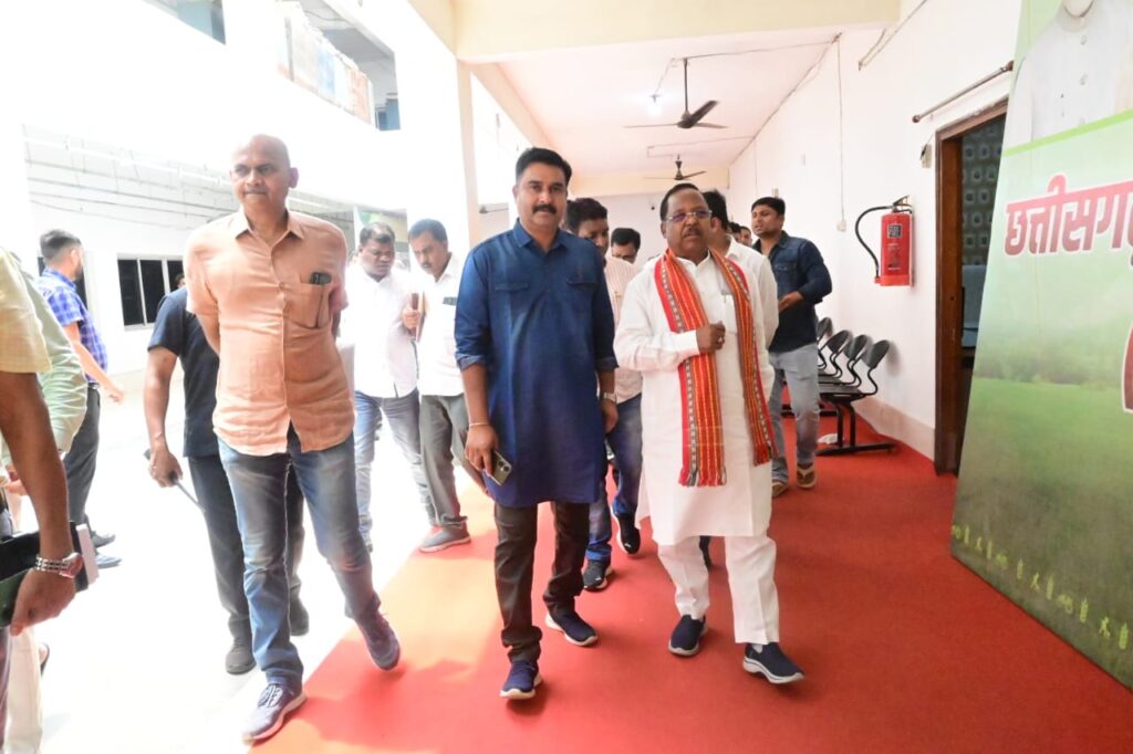 क्षेत्र के किसानों की खाद्य समस्या को लेकर कृषि मंत्री से मिले कापू के भाजपा नेता नीरज शर्मा 2 1001239431