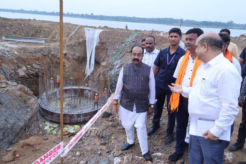 उप मुख्यमंत्री श्री अरूण साव निर्माण कार्यों की प्रगति देखने स्थल निरीक्षण में पहुंचे 1 1001240403