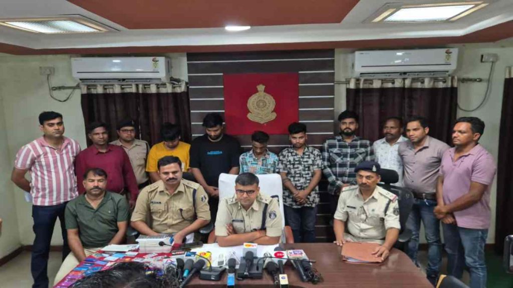 टी-20 वर्ल्ड कप के फाइनल से पहले बड़ी कार्रवाई : ऑनलाइन सट्टा एप चलाने वाले 5 आरोपी गिरफ्तार, 37 चेकबुक, 72 एटीएम कार्ड और 21 मोबाइल जब्त, 85 खातों से था लेन-देन 2 1001246694