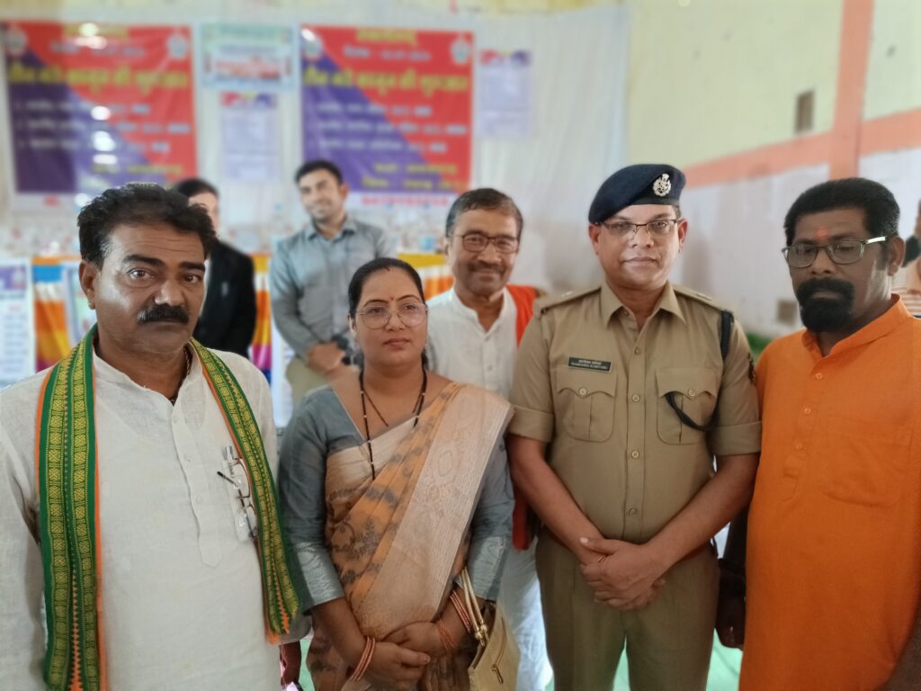 देश में आज से 3 नए क्रिमिनल लॉ लागू: धर्मजयगढ़ पुलिस ने लगाई कार्यशाला ,लोगो को बताया नए कानून के बारे मैं अतरिक्त पुलिस अधीक्षक ग्रामीण, सहित आला अधिकारी रहे मौजूद। 2 1001258099