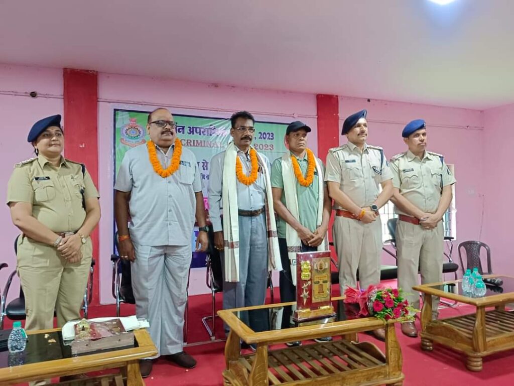 सेवानिवृत्त हुये तीन पुलिसकर्मियों को दी गई ससम्मान विदाई…… 1 1001259896