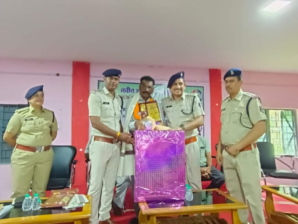 सेवानिवृत्त हुये तीन पुलिसकर्मियों को दी गई ससम्मान विदाई…… 2 1001259898