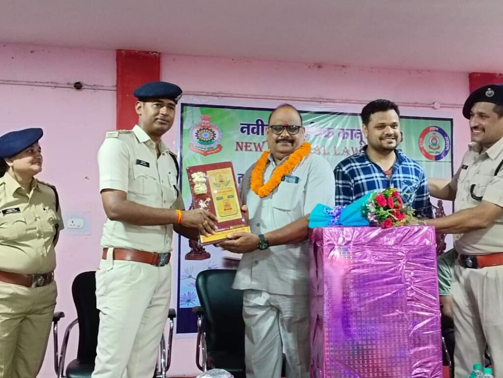सेवानिवृत्त हुये तीन पुलिसकर्मियों को दी गई ससम्मान विदाई…… 3 1001259899