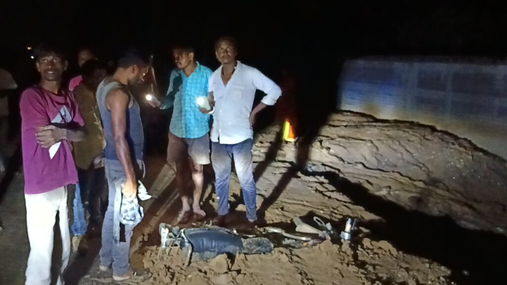 ठेकेदार के बाद अब कंपनी के चालक की लापरवाही से बाल बाल बचे दो युवक.. लगता है किसी की जान लेकर मानेंगे…जाने पूरा मामला 1 1001265344 1