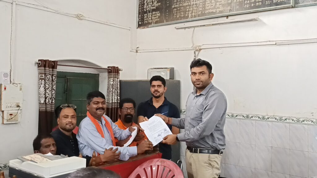 स्कूली बच्चों की सुरक्षा को लेकर के आज भाजपा नेताओं ने फ्लाई ऐश ओवरलोड गाड़ियों पर प्रतिबंध लगाने का दिया ज्ञापन 2 1001265479