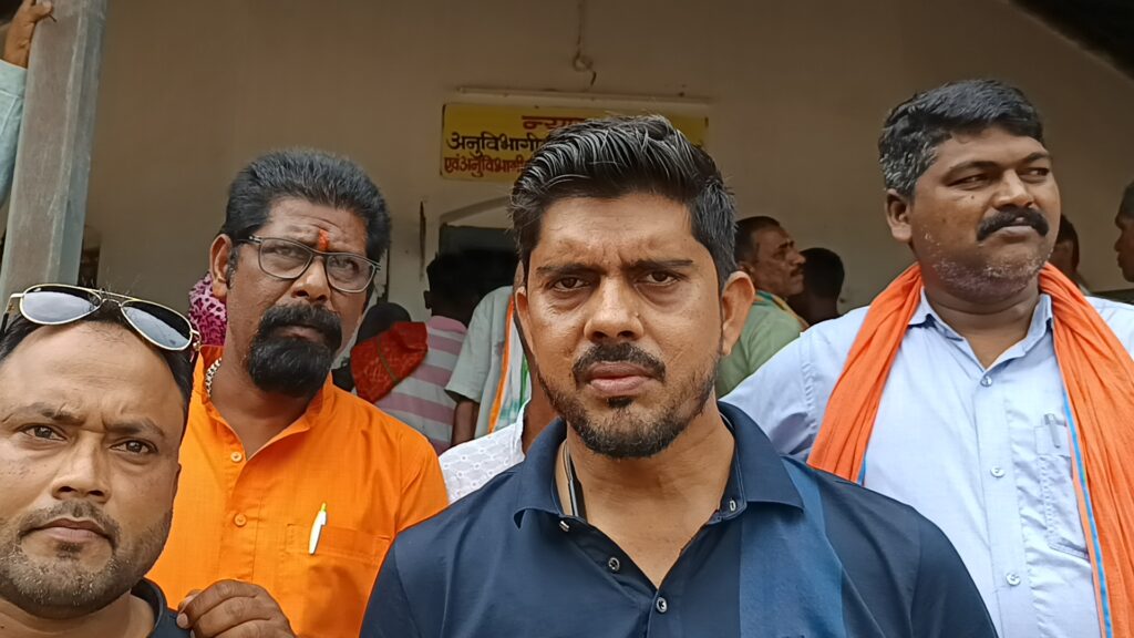 स्कूली बच्चों की सुरक्षा को लेकर के आज भाजपा नेताओं ने फ्लाई ऐश ओवरलोड गाड़ियों पर प्रतिबंध लगाने का दिया ज्ञापन 3 1001265480