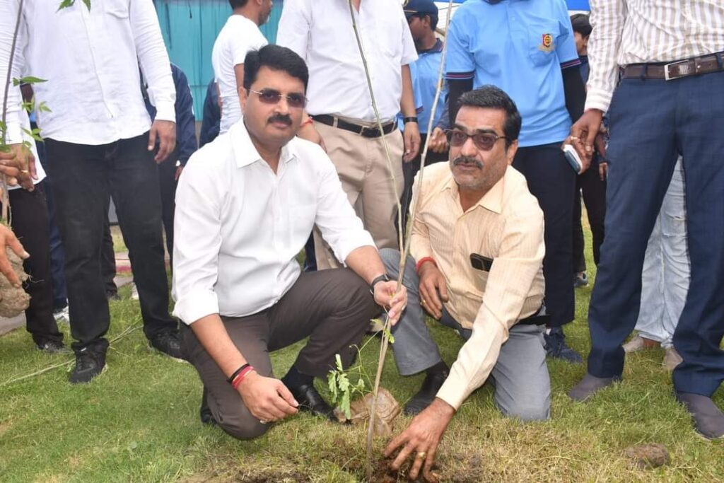 एक पेड़ मां के नाम " अभियान के तहत पुलिस अधीक्षक रजनेश सिंह (IPS) द्वारा किया गया वृक्षारोपण. 1 1001269981