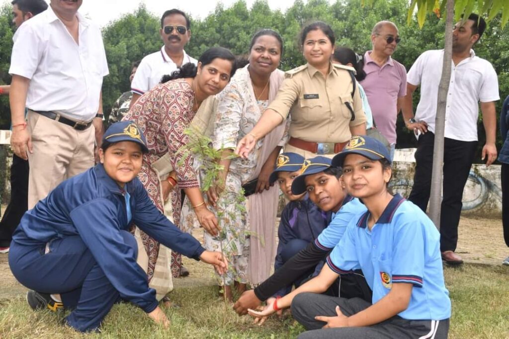 एक पेड़ मां के नाम " अभियान के तहत पुलिस अधीक्षक रजनेश सिंह (IPS) द्वारा किया गया वृक्षारोपण. 2 1001269982