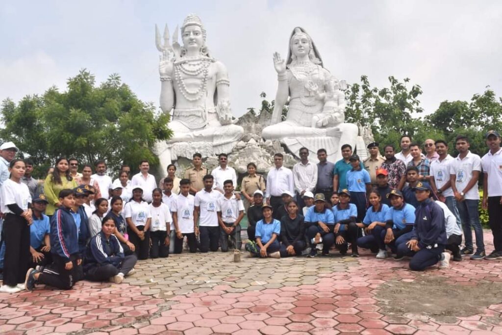 एक पेड़ मां के नाम " अभियान के तहत पुलिस अधीक्षक रजनेश सिंह (IPS) द्वारा किया गया वृक्षारोपण. 3 1001269984