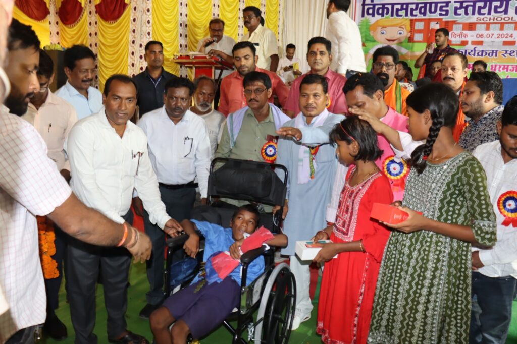 विकासखंड स्तरीय शाला प्रवेश उत्सव संपन्न, विधायक और सांसद रहे मौजूद। 4 1001275548