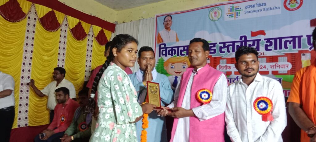विकासखंड स्तरीय शाला प्रवेश उत्सव संपन्न, विधायक और सांसद रहे मौजूद। 3 1001275584