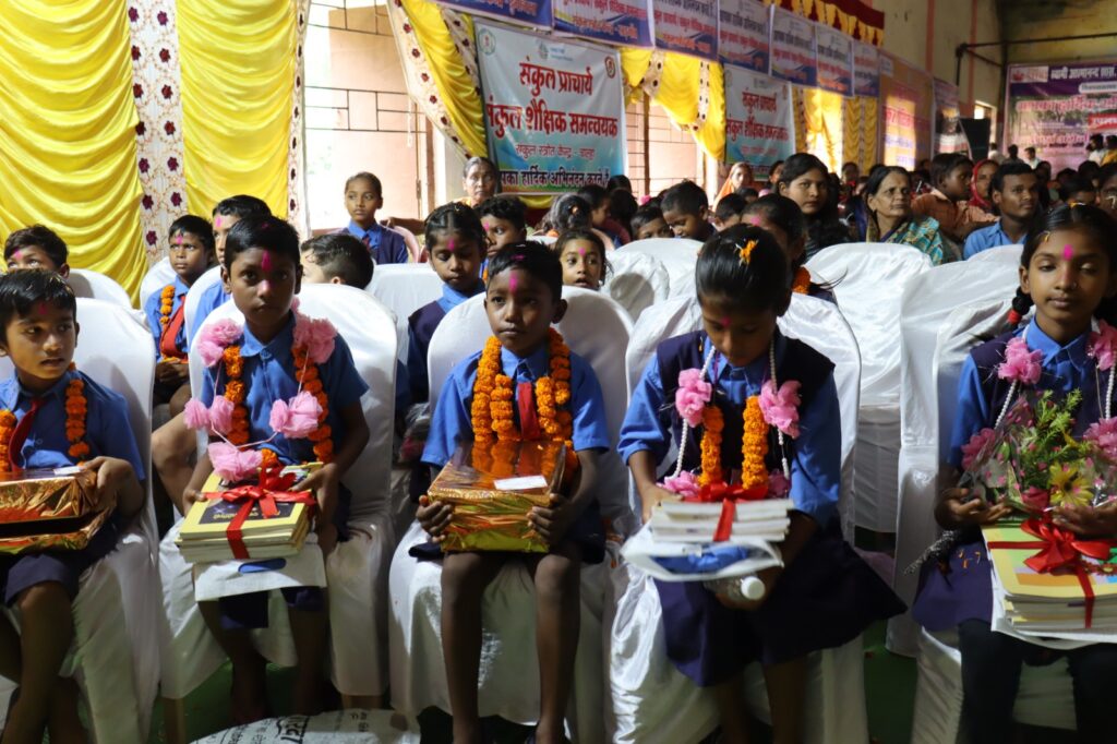 विकासखंड स्तरीय शाला प्रवेश उत्सव संपन्न, विधायक और सांसद रहे मौजूद। 2 1001275620