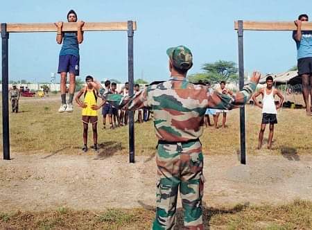 अग्नि वीर के लिखित परीक्षा में चयनित अभ्यर्थियों को मार्गदर्शन देने पहुंचे वित्त मंत्री श्री ओ.पी.चौधरी 3 1001282646