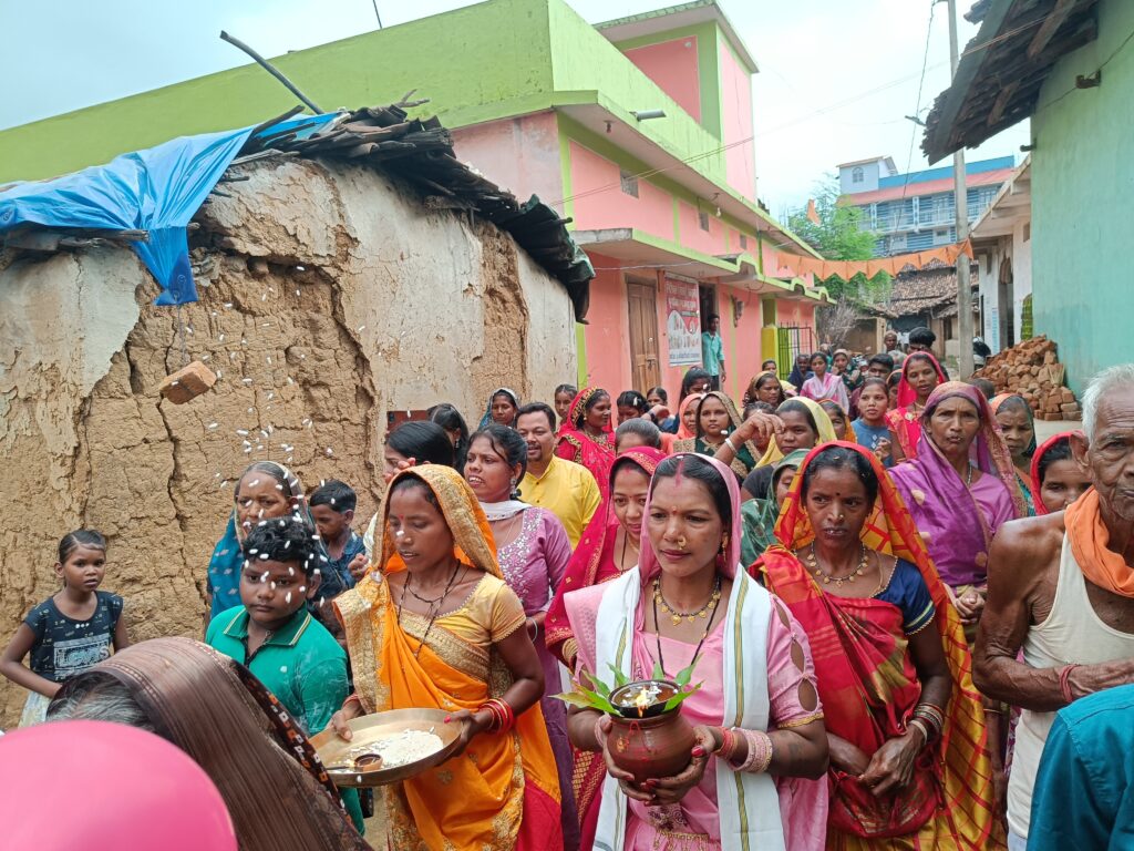 भगवान जगन्नाथ के पूजा पाठ के साथ धरमजयगढ़ के कोदवारी पारा में हुई जगन्नाथ जी की रथ यात्रा। 2 1001304035