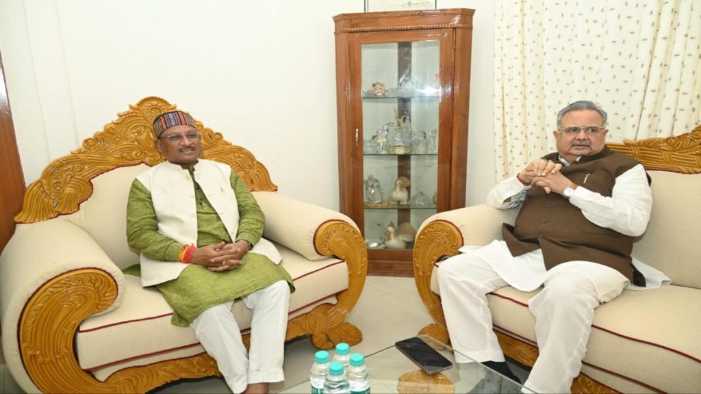 मानसून सत्र से पहले सीएम विष्णु देव साय ने की विधानसभा अध्यक्ष डॉ. रमन सिंह से मुलाकात 1 1001324227