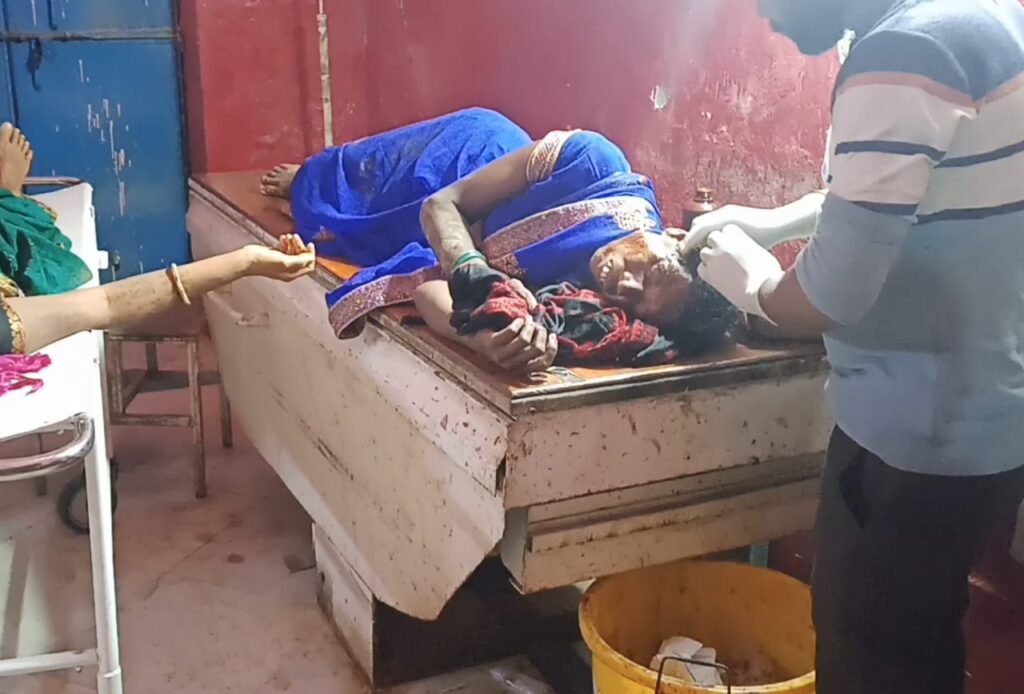 तेज रफ्तार पिकअप हुई दुर्घटनाग्रस्त घायलों का धर्मजयगढ़ सिविल अस्पताल मैं ईलाज जारी। 2 1001324679