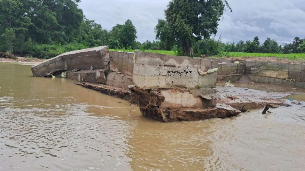 भ्रष्टाचार की भेंट चढ़ा चेकडैम! लाखों की लागत से बना बांध 15 दिन में ही बहा, कमीशनखोरी का लगा आरोप 1 1001346249