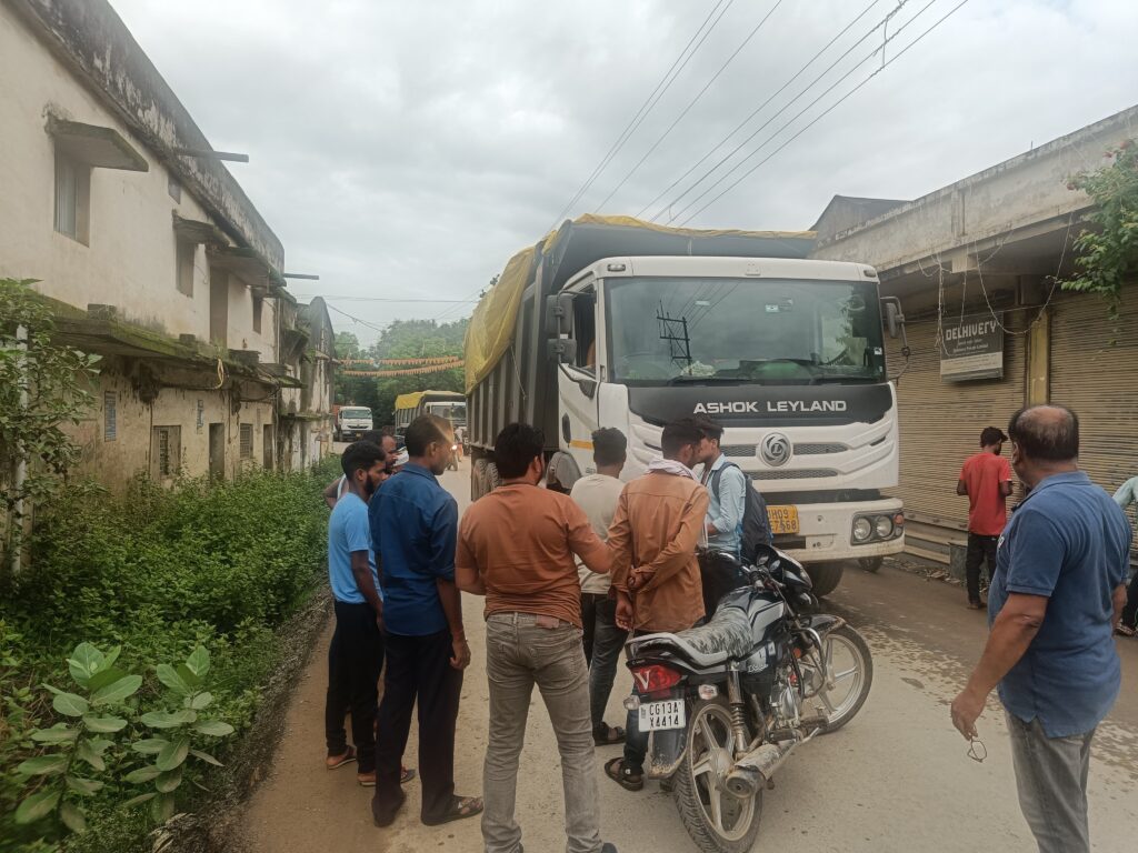 फ्लाई ऐश वाहनों का स्पीड पर नही है नियंत्रण शहरवासियों ने रोक के दी समझाइश प्रशासन के लाख समझाइए के बाद भी नहीं मान रहे फ्लाई ऐश वाहन चालक अब स्थानीय लोगों में भी बढ़ रहा आक्रोश। 1 1001351853 1