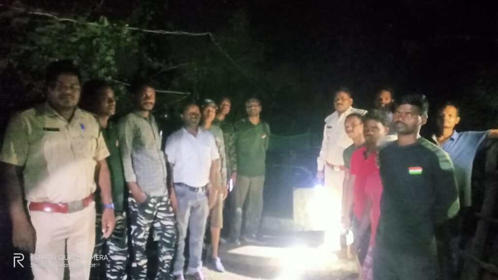 वन विभाग एवं हाथी मित्र दल ने कुएं में गिरे दो भालू के शावको को सफलतापूर्वक बाहर निकालने में की कामयाबी हासिल। 1 1001355533