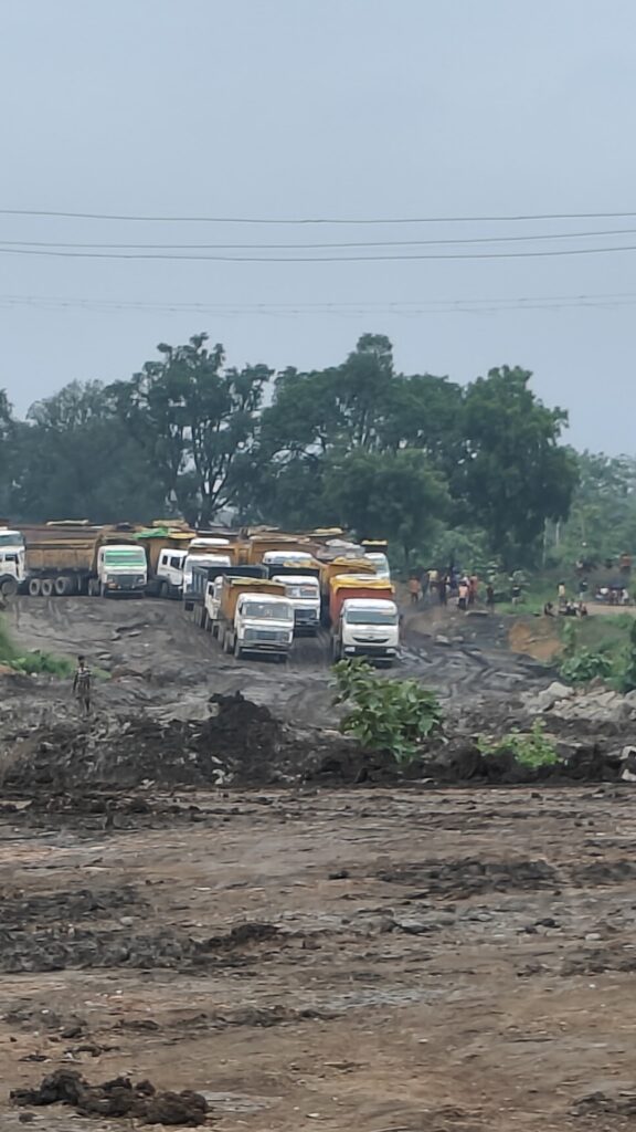 छाल माइंस की खस्ताहाल सड़कों को लेकर ट्रांसपोर्टों ने खड़ी की अपनी वाहने जब तक रोड नहीं बनाया जाएगा तब तक हम अपनी गाड़ियों का संचालन नहीं करेंगे एवं ना किसी की भी गाड़ियों का संचालन नहीं करने देंगे डोलनारायण पटेलअध्यक्ष छाल इकाई RJTMKS 1 1001394394