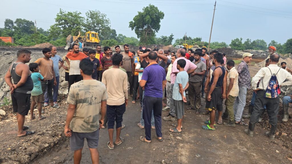 एसईसीएल प्रबंधन के सुस्त रवैया से ट्रांसपोर्टर नाराज, विगत दिनो से डिस्पेच हुआ प्रभावित। 2 1001401391