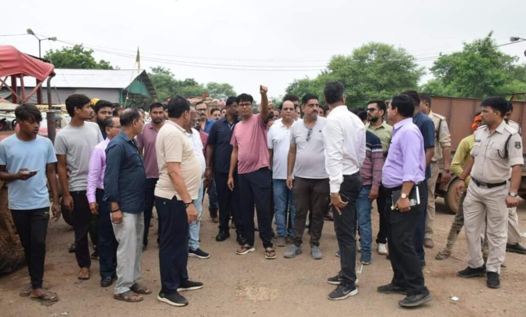 पटेल पाली में बनेगा मॉडल मंडी, वित्त मंत्री श्री ओ.पी.चौधरी सुबह-सुबह पहुंचे निरीक्षण में वित्त मंत्री श्री ओ.पी.चौधरी के पहल से प्रथम चरण में 1.67 करोड़ के निर्माण कार्यों को मिली स्वीकृति 2 1001404619