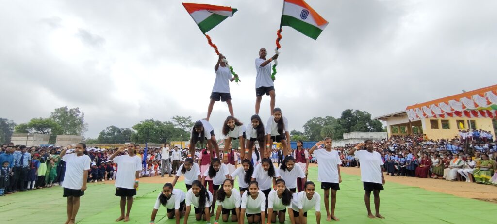 स्वतंत्रता दिवस समारोह में संयुक्त एकलव्य आर्दश आवासीय विद्यालय, धरमजयगढ़ ने लहराया कामयाबी का परचम 1 1001417810