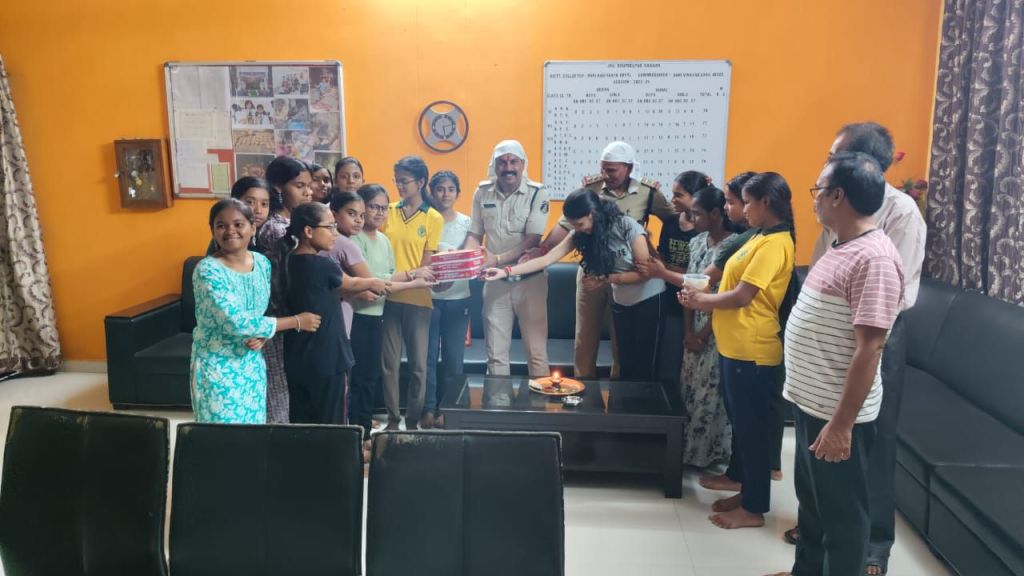 पुलिसकर्मियों ने आश्रम और विद्यालयों में बांधी राखी, मिठाई वितरण के साथ दी अनुशासन में रहने की प्रेरणा 2 1001430838