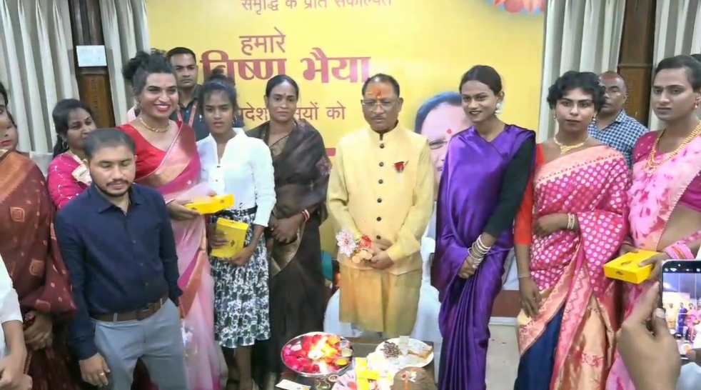 बहनों के आगमन से गुलजार हुआ मुख्यमंत्री निवास : भारत में पहली बार ट्रांसजेंडरों ने मुख्यमंत्री को बांधी राखी, CM साय ने सभी बहनों को भेंट किए उपहार 3 1001431884
