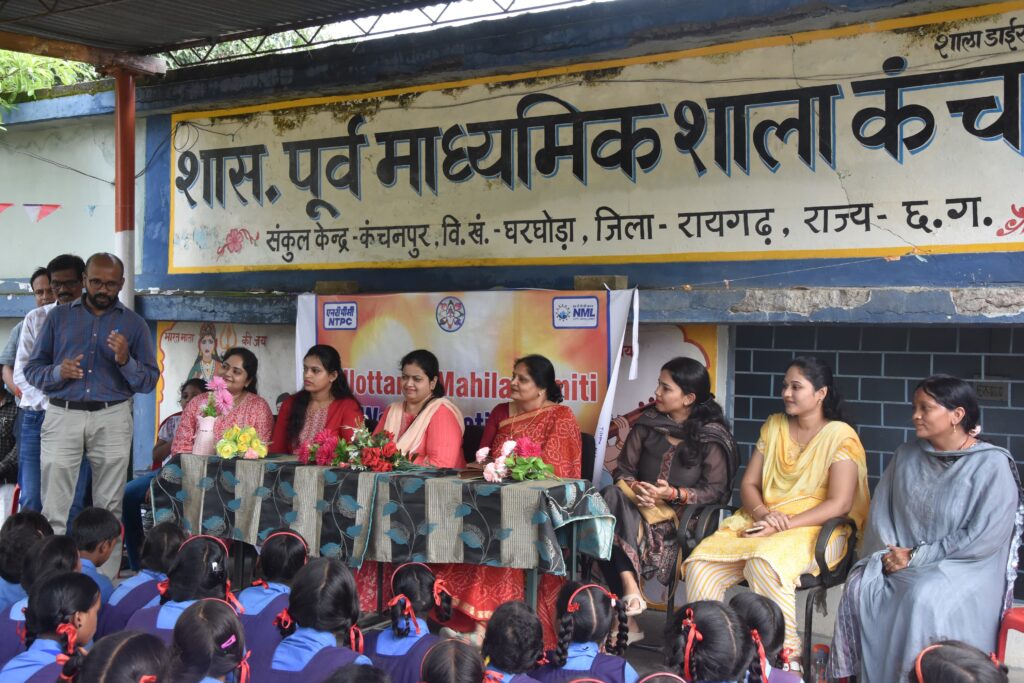 तिलोत्तमा महिला समिति ने वितरित किए स्कूल बैग 1 1001445860