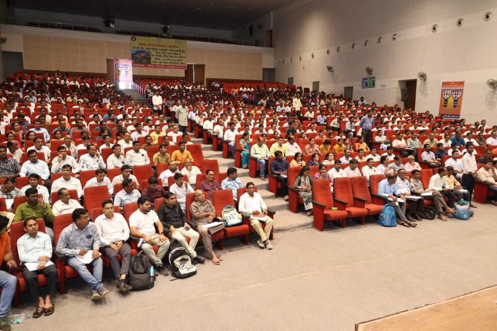 कलेक्टर की मेगा बैठक: जिले के सभी 549 सचिवों से कलेक्टर ने किया सीधा संवाद, कार्यों की समीक्षा कर कहा जमीनी स्तर पर दिखना चाहिए काम 2 1001466132