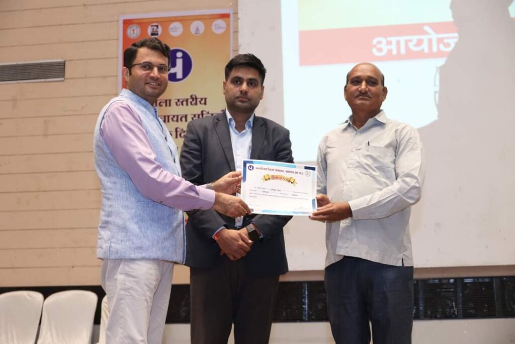 कलेक्टर की मेगा बैठक: जिले के सभी 549 सचिवों से कलेक्टर ने किया सीधा संवाद, कार्यों की समीक्षा कर कहा जमीनी स्तर पर दिखना चाहिए काम 3 1001466137