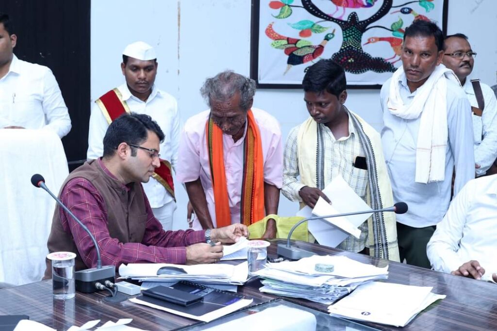 जनदर्शन में कलेक्टर श्री गोयल ने सुनी लोगों की समस्याएं, अधिकारियों को दिए समय-सीमा में निराकरण के निर्देश 1 1001477100