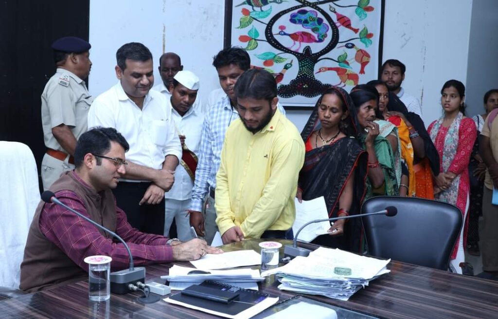 जनदर्शन में कलेक्टर श्री गोयल ने सुनी लोगों की समस्याएं, अधिकारियों को दिए समय-सीमा में निराकरण के निर्देश 3 1001477102