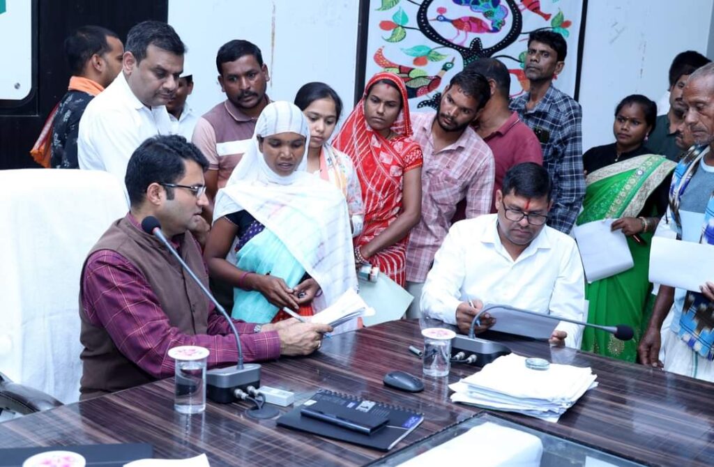 जनदर्शन में कलेक्टर श्री गोयल ने सुनी लोगों की समस्याएं, अधिकारियों को दिए समय-सीमा में निराकरण के निर्देश 4 1001477103