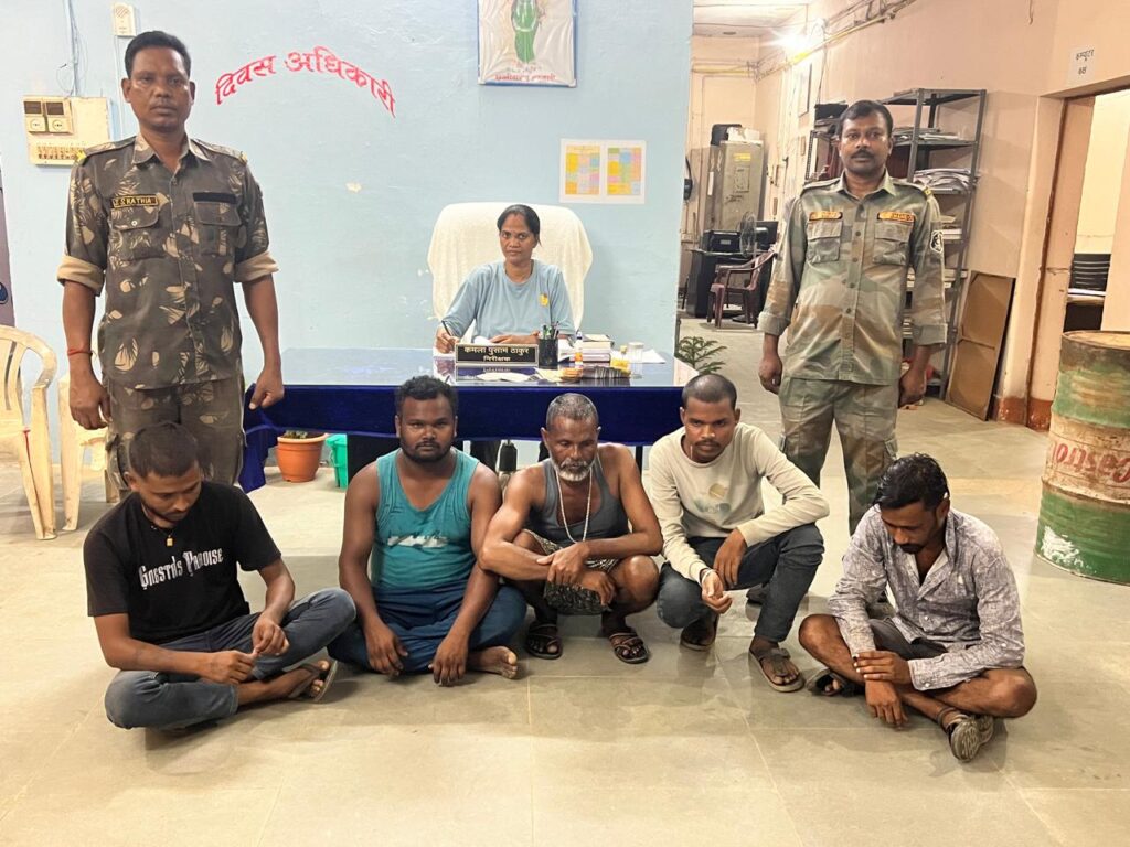 धरमजयगढ़ पुलिस की जुआ फड पर छापेमारी, जुआ खेलते 5 आरोपियों को किया गिरफ्तार, आरोपियों पर जुआ प्रतिषेध और प्रतिबंधक कार्रवाई 1 1001483486