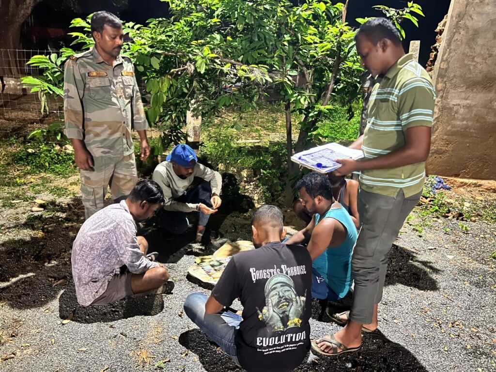 धरमजयगढ़ पुलिस की जुआ फड पर छापेमारी, जुआ खेलते 5 आरोपियों को किया गिरफ्तार, आरोपियों पर जुआ प्रतिषेध और प्रतिबंधक कार्रवाई 2 1001483489