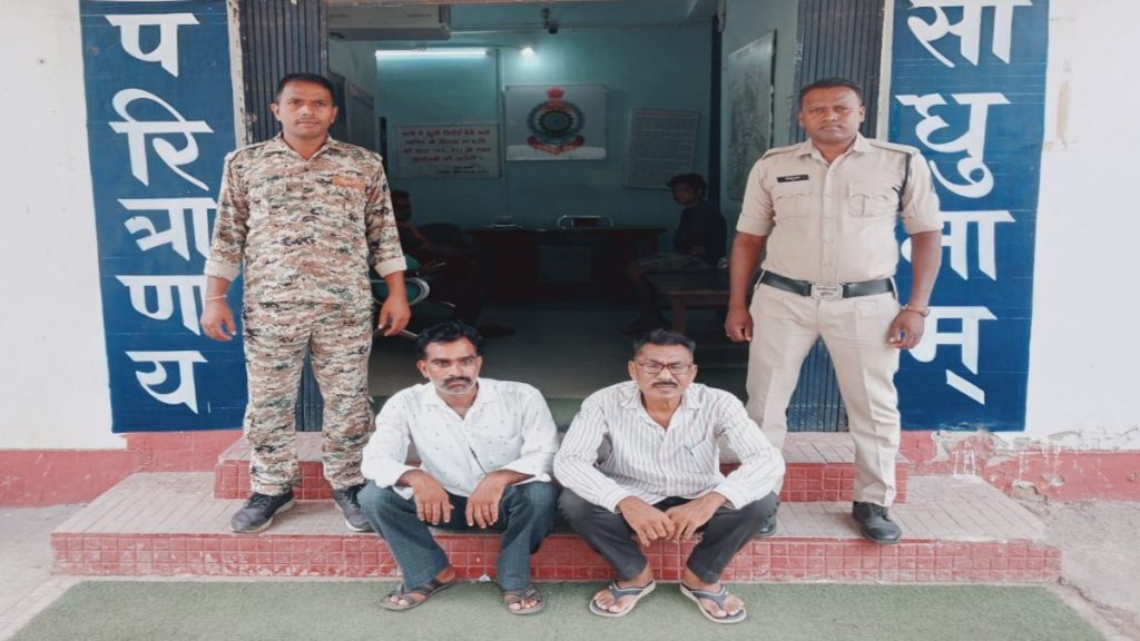 सरकारी राशन दुकान में लाखों का घोटाला: लाभार्थी को मौत के बाद भी बांट रहे थे राशन! पुलिस ने सचिव और विक्रेता को किया गिरफ्तार 1 1001483817