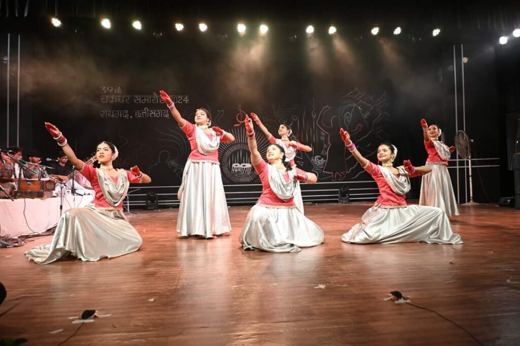 ग्रैमी अवार्ड विजेता श्री राकेश चौरसिया की मधुर मुरली से निकले अद्भुत अलौकिक सुर से समारोह में घुली रूहानी मिठास चांद अफजल कादरी की कव्वाली पर देर रात तक झूमते रहे श्रोता 8 1001505341