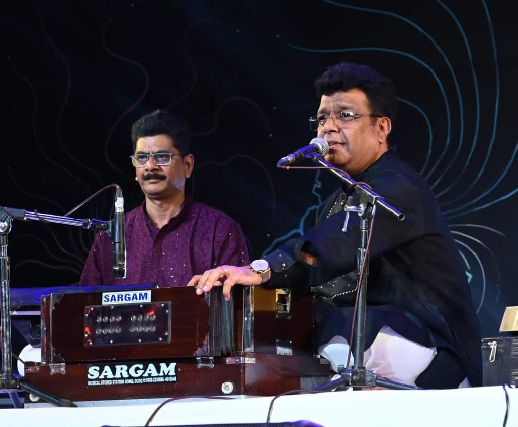 ग्रैमी अवार्ड विजेता श्री राकेश चौरसिया की मधुर मुरली से निकले अद्भुत अलौकिक सुर से समारोह में घुली रूहानी मिठास चांद अफजल कादरी की कव्वाली पर देर रात तक झूमते रहे श्रोता 2 1001505344
