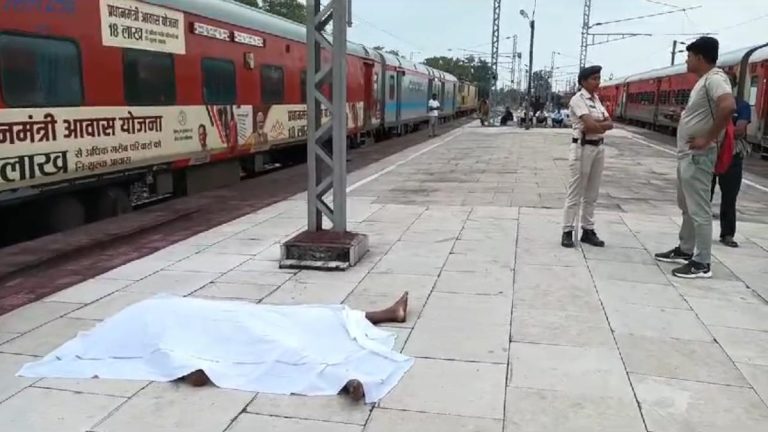 रेलवे स्टेशन पर सनसनीखेज आत्महत्या: 22 फीट ऊंचे खंभे से OHE तार पर कूदकर युवक ने दी जान, शॉर्ट सर्किट से मचा हड़कंप। 1 1001523592