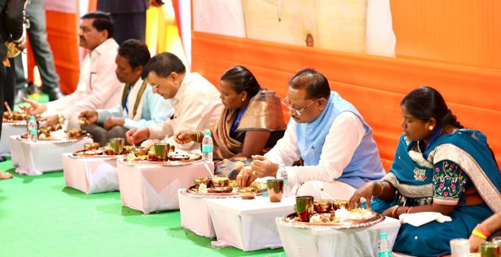 सीएम विष्णुदेव साय ने प्रधानमंत्री आवास योजना के हितग्राहियों के साथ बैठकर किया भोजन 3 1001529993
