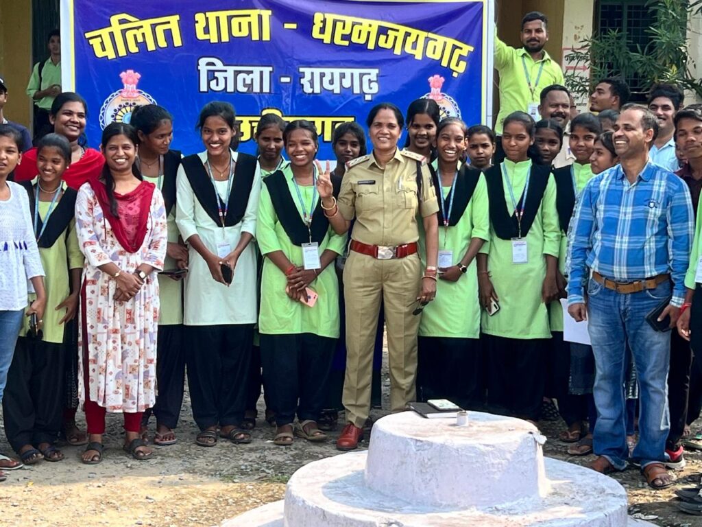 धरमजयगढ़ पुलिस ने महाविद्यालय के छात्रों को साइबर सुरक्षा और महिला सुरक्षा के प्रति किया जागरूक। 1 1001539112