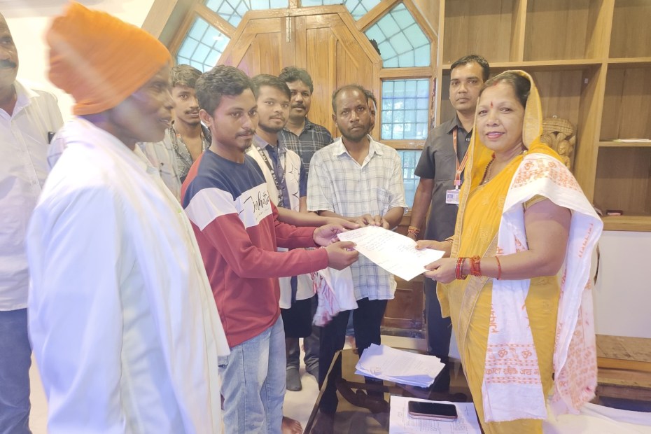 जशपुर जिले के कांसाबेल क्षेत्र के अंतर्गत मुस्कुटी से मुख्य मार्ग तक सड़क निर्माण के लिए लोक निर्माण विभाग द्वारा 4 करोड़ 28 लाख रूपये स्वीकृत किए गए हैं। 1 1001545246