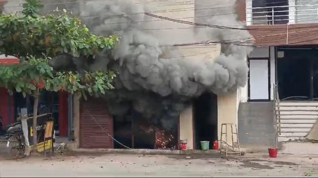 CG BREAKING: पटाखा गोदाम में लगी भीषण आग, फायर ब्रिगेड की टीम मौके पर 1 1001554109